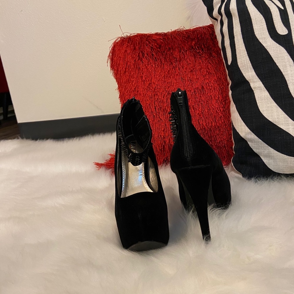 Shoes - Picture 4 of 4